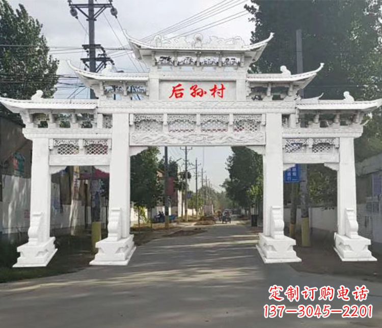 云南精巧古朴的村庄牌坊石雕