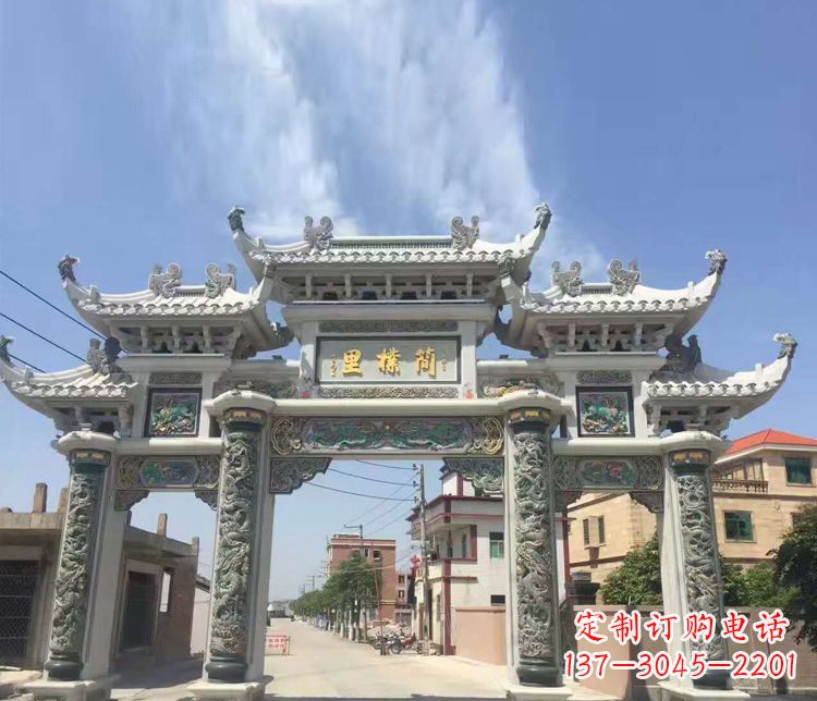 云南传承古老技艺 牌坊雕塑美化村庄