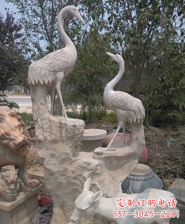 云南静谧优雅的丹顶鹤雕塑
