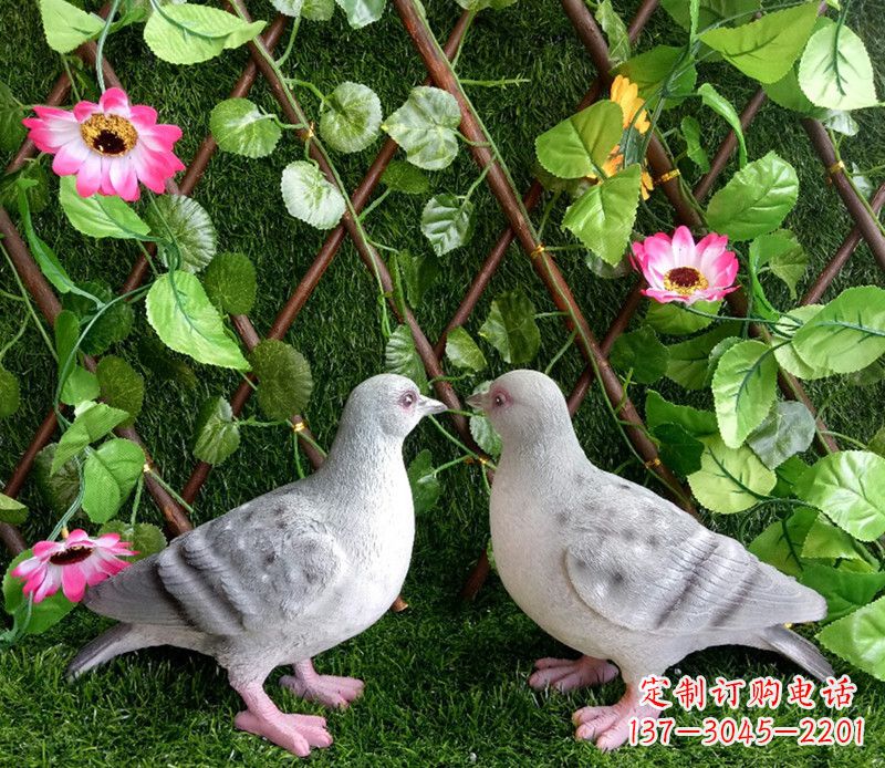 云南传递和平与美好的和平鸽雕塑