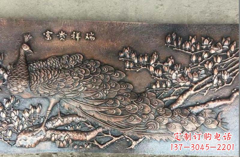 云南精美锻铜孔雀雕塑