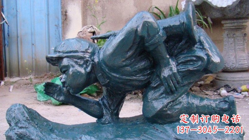 云南传统文化符号——小红军冲锋号雕塑