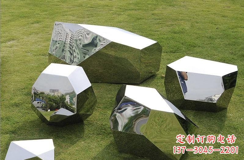 云南精美不锈钢鹅卵石几何雕塑