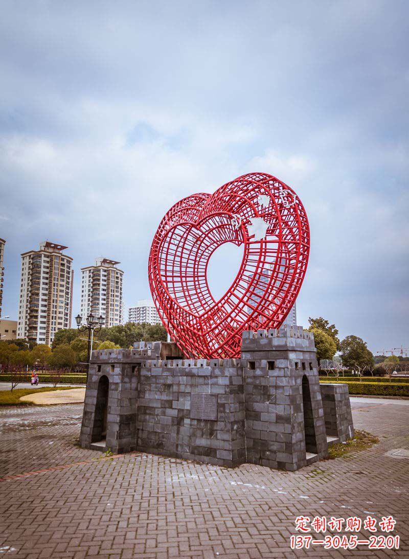 云南拥抱和平的心以心型和平鸽雕塑传递心意