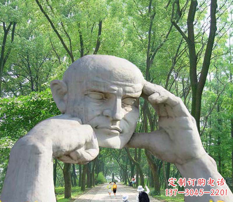 云南公园抽象人物拱门石雕
