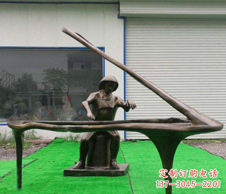 云南 传奇钢琴雕塑