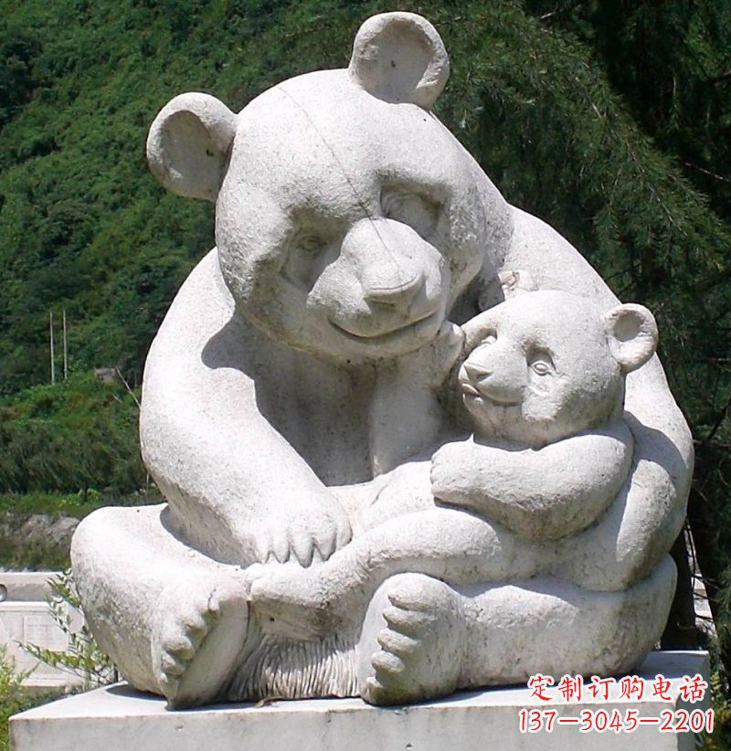 云南公园动物母子熊猫石雕