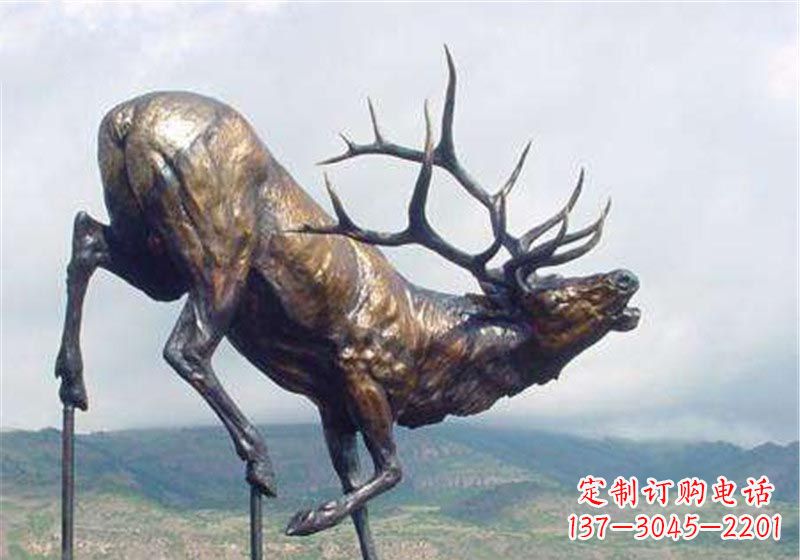 云南公园动物驯鹿铜雕