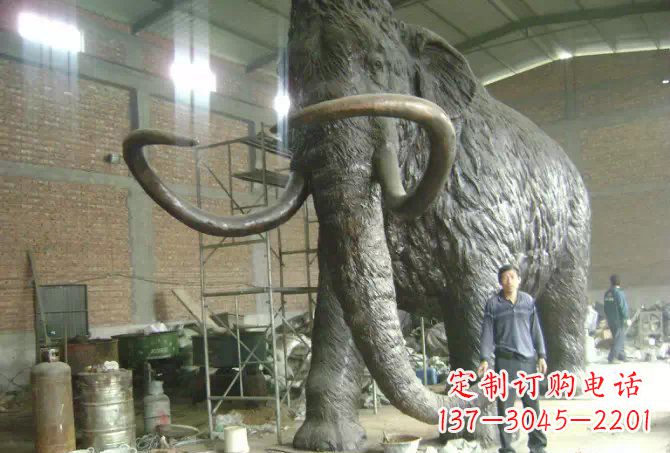 云南公园动物长毛象铜雕