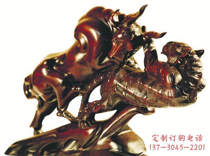 云南风格独特的铜制老虎雕塑