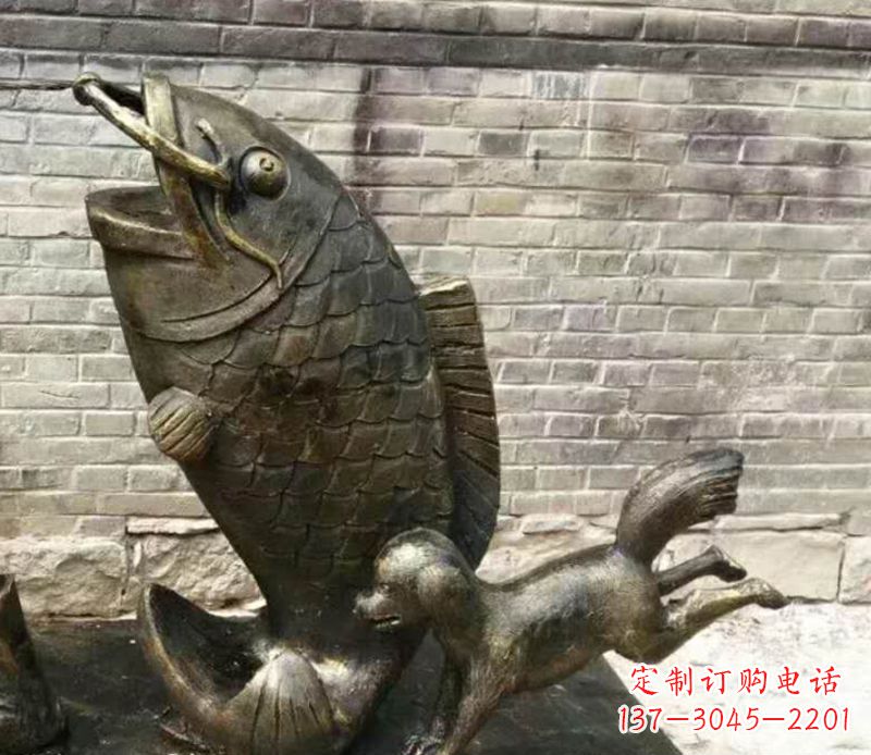 云南优雅艺术的鲤鱼铜雕