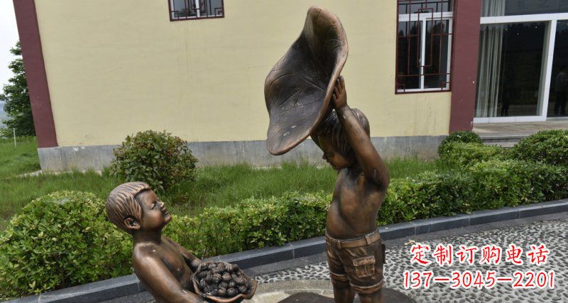 云南精美铜雕帽子装核桃的小男孩