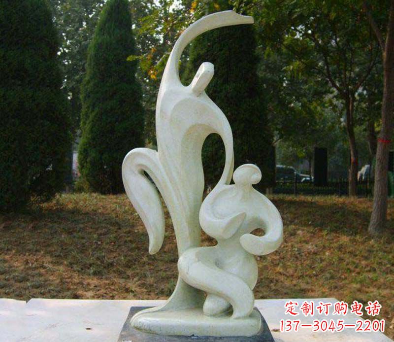 云南恒久之爱公园情侣抽象人物雕塑