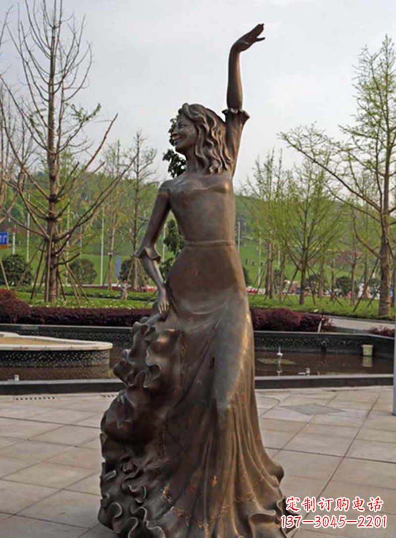 云南公园跳舞的女孩人物铜雕