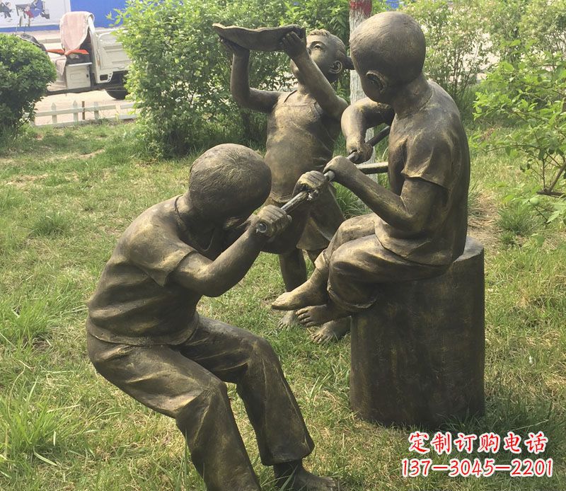 云南公园玩水的儿童铜雕