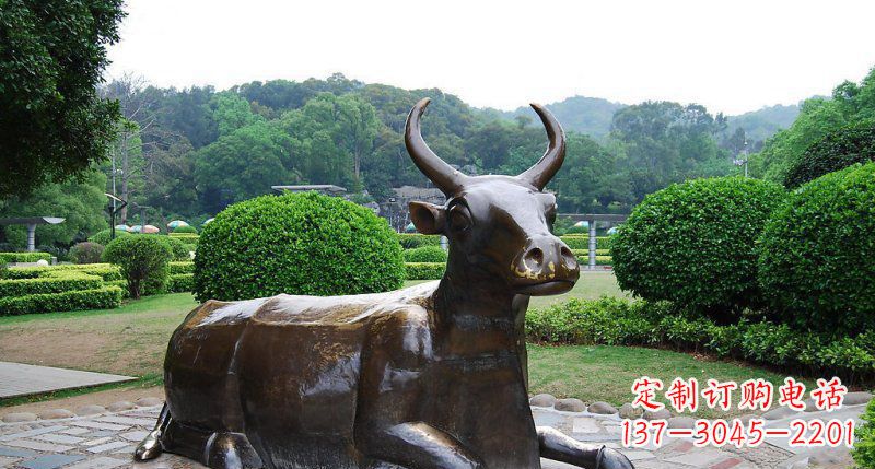 云南公园卧着的牛动物铜雕 (2)