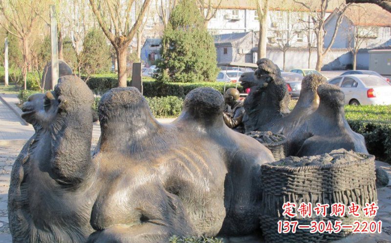云南公园卧着的骆驼动物铜雕