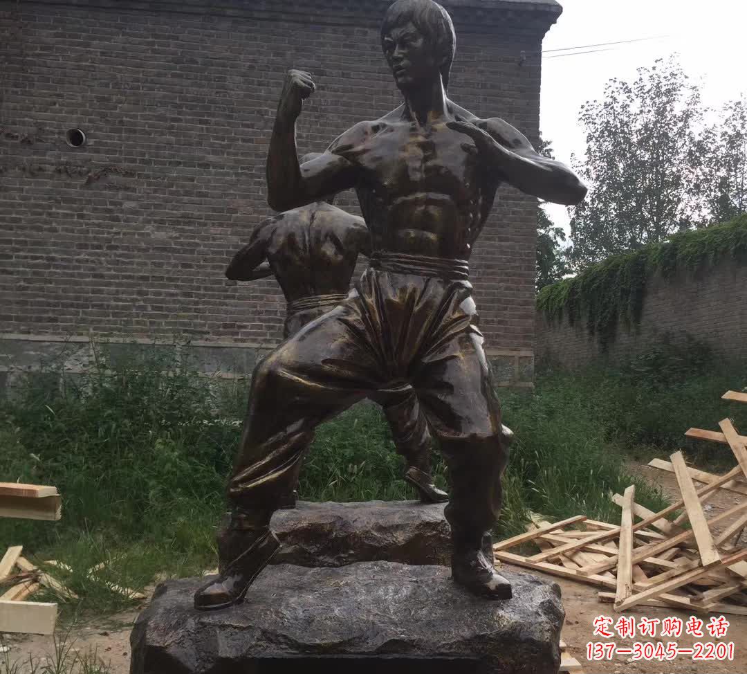 云南令人叹为观止的李小龙铜雕