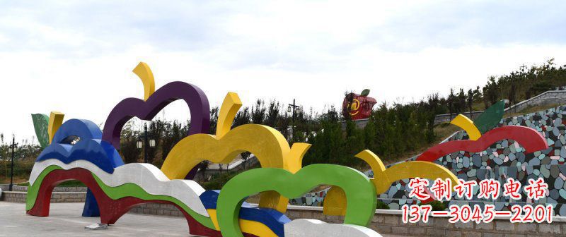 云南广场艺术：不锈钢抽象彩色苹果雕塑