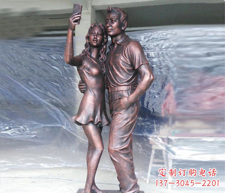 云南广场铜雕情侣拍照人物雕塑