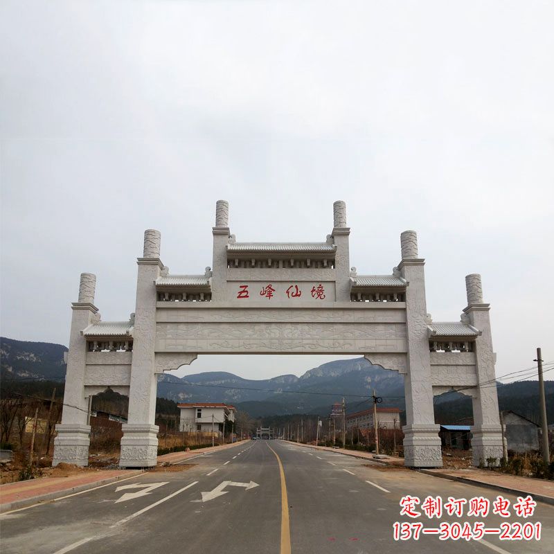 云南领雕塑：景区路口三间四柱牌坊雕塑