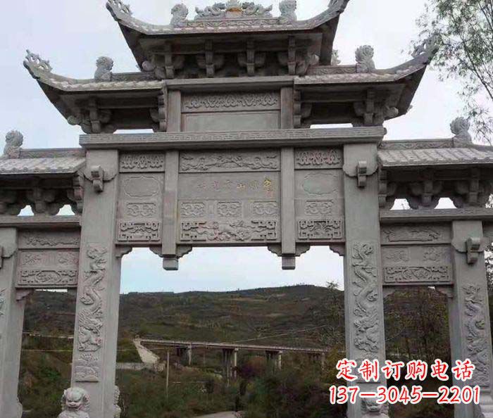 云南地标性的三门石雕牌坊