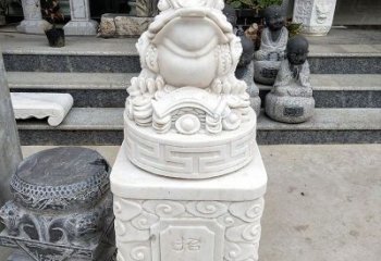 云南金蟾立柱石动物雕塑