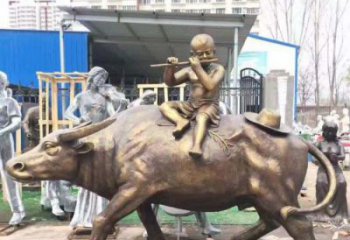 云南专为儿童量身定制的牧童骑在牛背吹笛铜雕