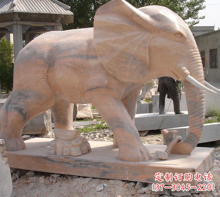 云南华贵雅致的大象雕塑