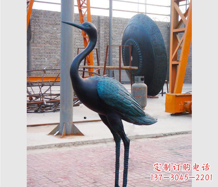 云南青铜仙鹤雕塑：展现古典和谐之美