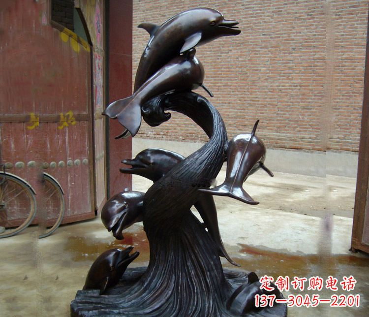 云南尊贵华丽的海豚雕塑