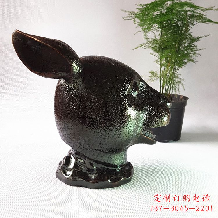 云南表彰传统的中国生肖兔铜铸雕塑