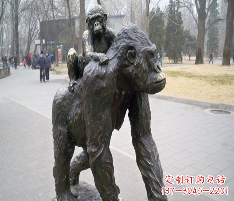 云南多姿多彩的猩猩雕塑