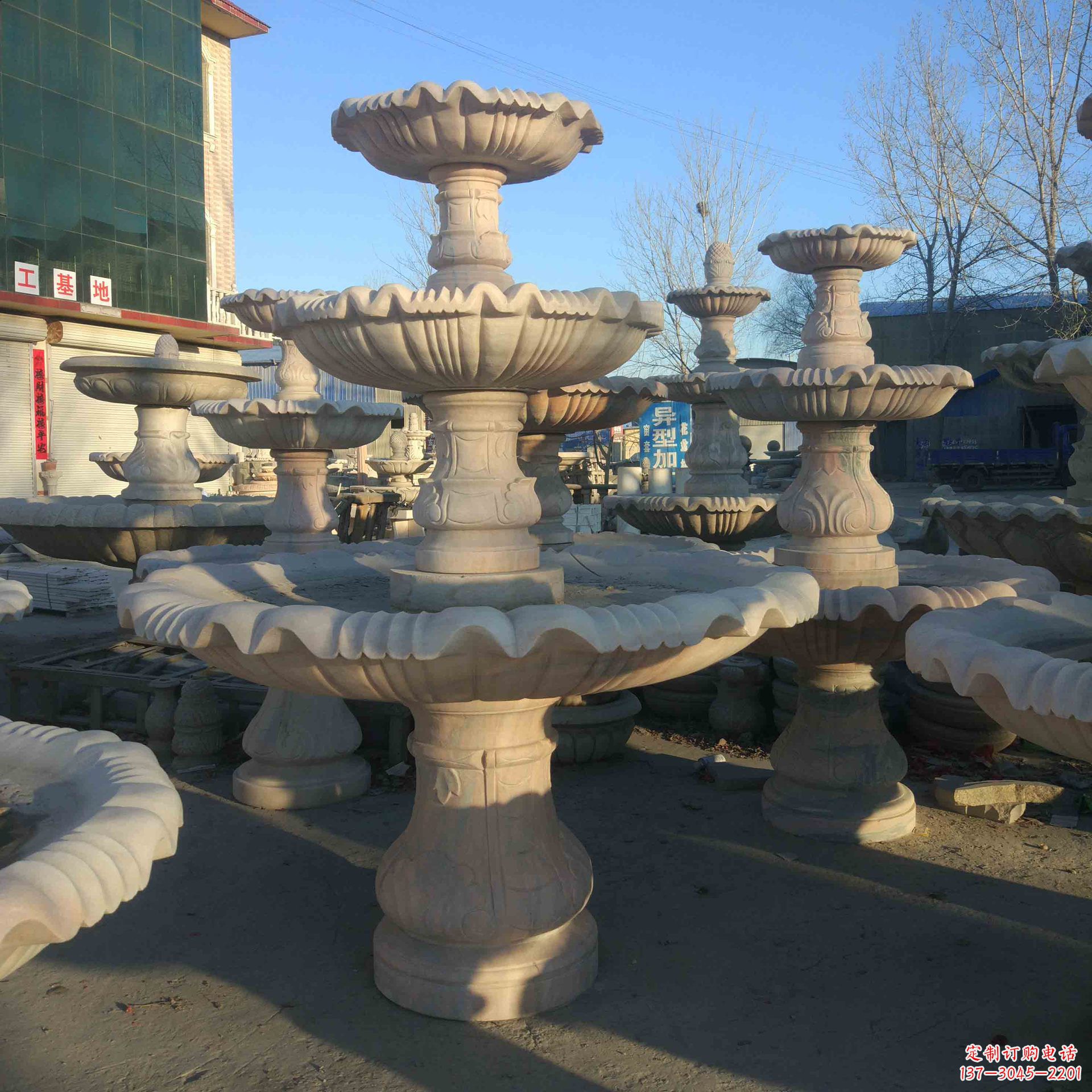 云南城市增添魅力的石雕天鹅