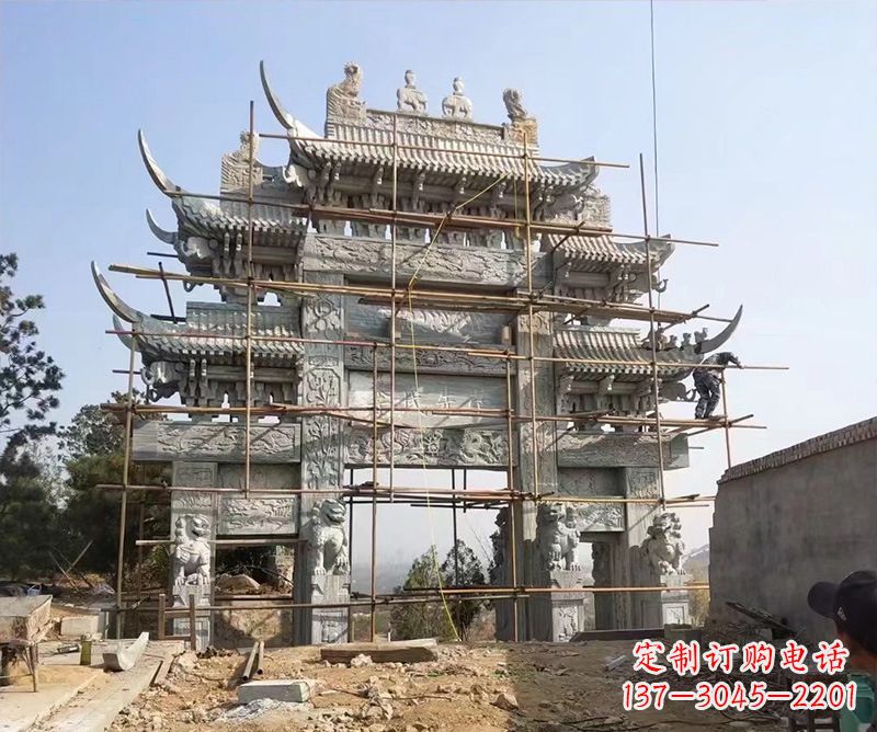 云南石牌坊外东侧的龙凤雕塑