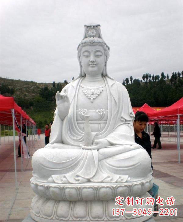 云南寺庙坐式观音雕像
