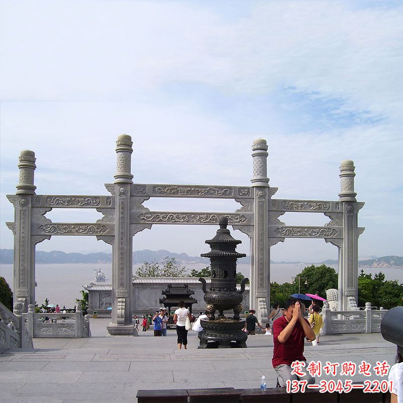 云南寺院冲天式石雕牌坊