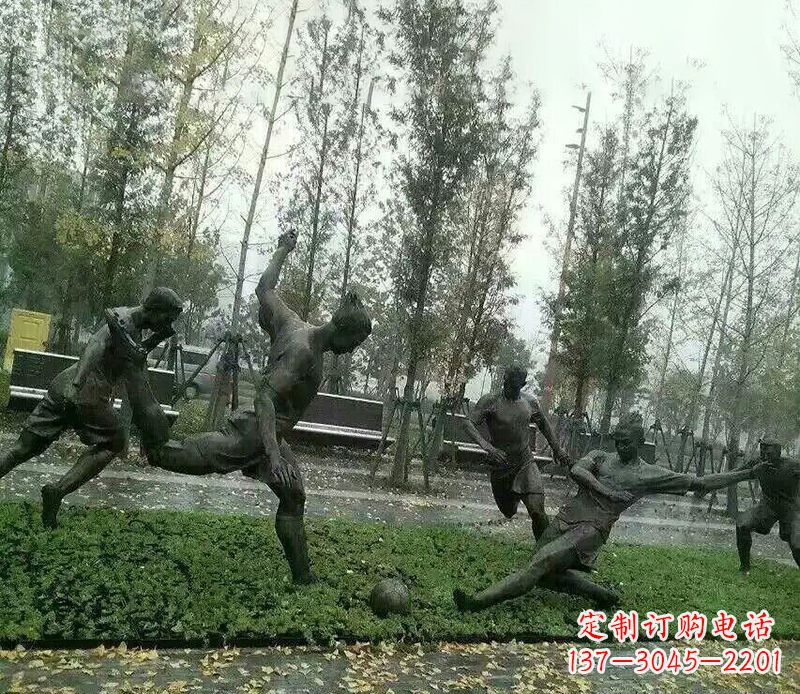 云南踢足球公园运动人物铜雕