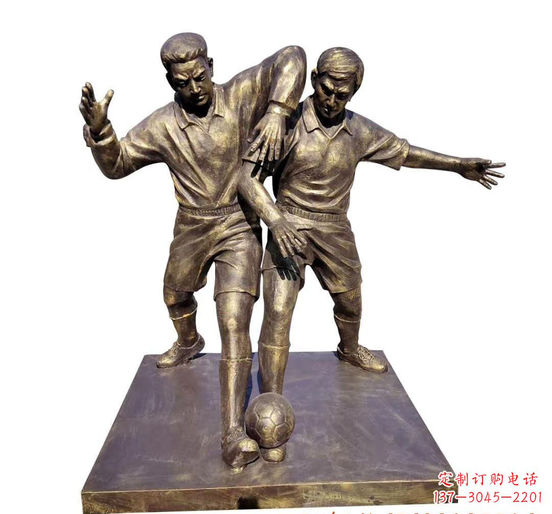 云南踢足球人物铜雕