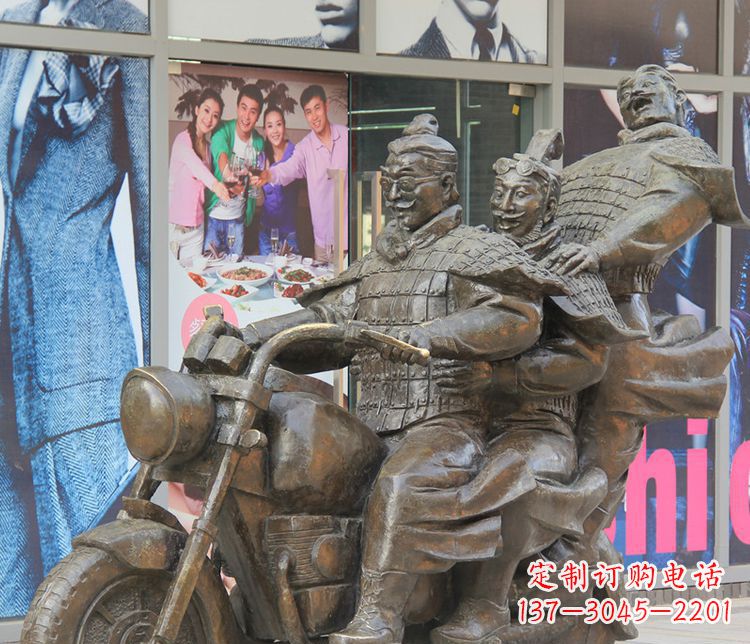云南铜雕步行街骑摩托人物雕塑
