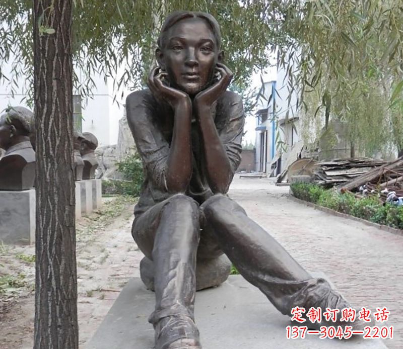 云南托着下巴小女孩公园人物铜雕