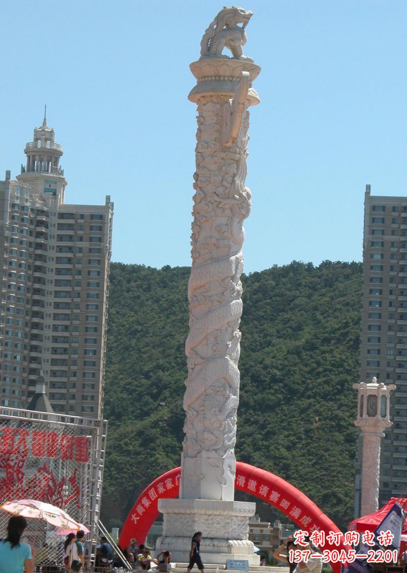 云南晚霞红广场龙柱