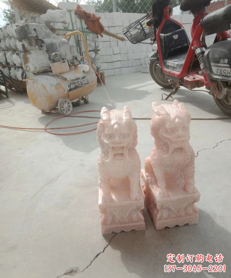 云南晚霞红神兽麒麟动物雕塑 