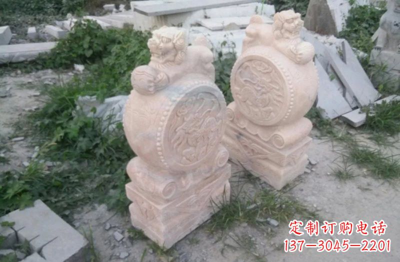 云南晚霞红狮子门墩石雕