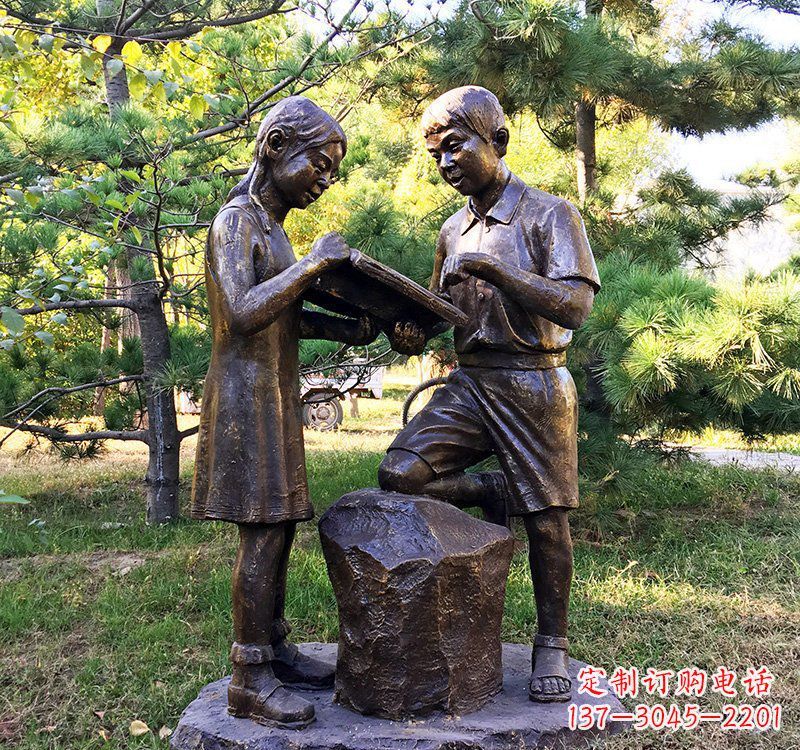 云南校园读书的学生铜雕