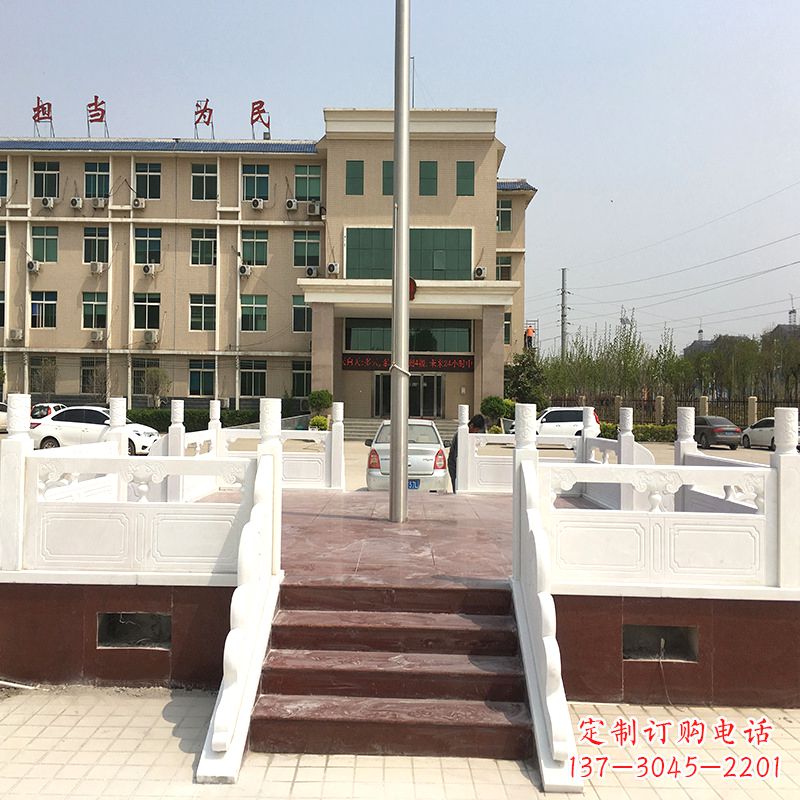 云南学校广场石雕升旗台