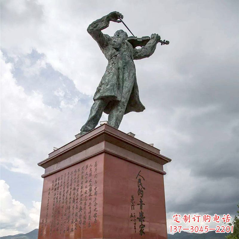 云南音乐家聂耳拉小提琴景观名人雕塑