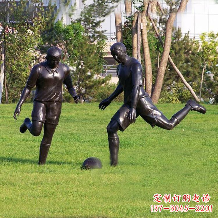 云南园林踢足球人物铜雕